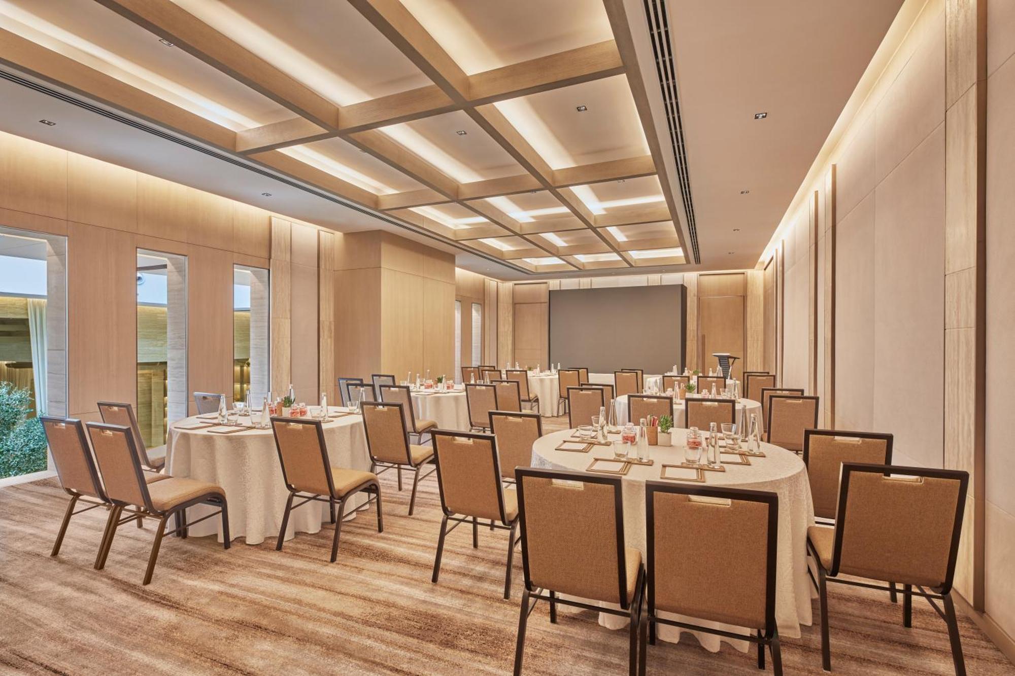 Hilton Gurugram Baani City Centre Gurgaon Exterior photo