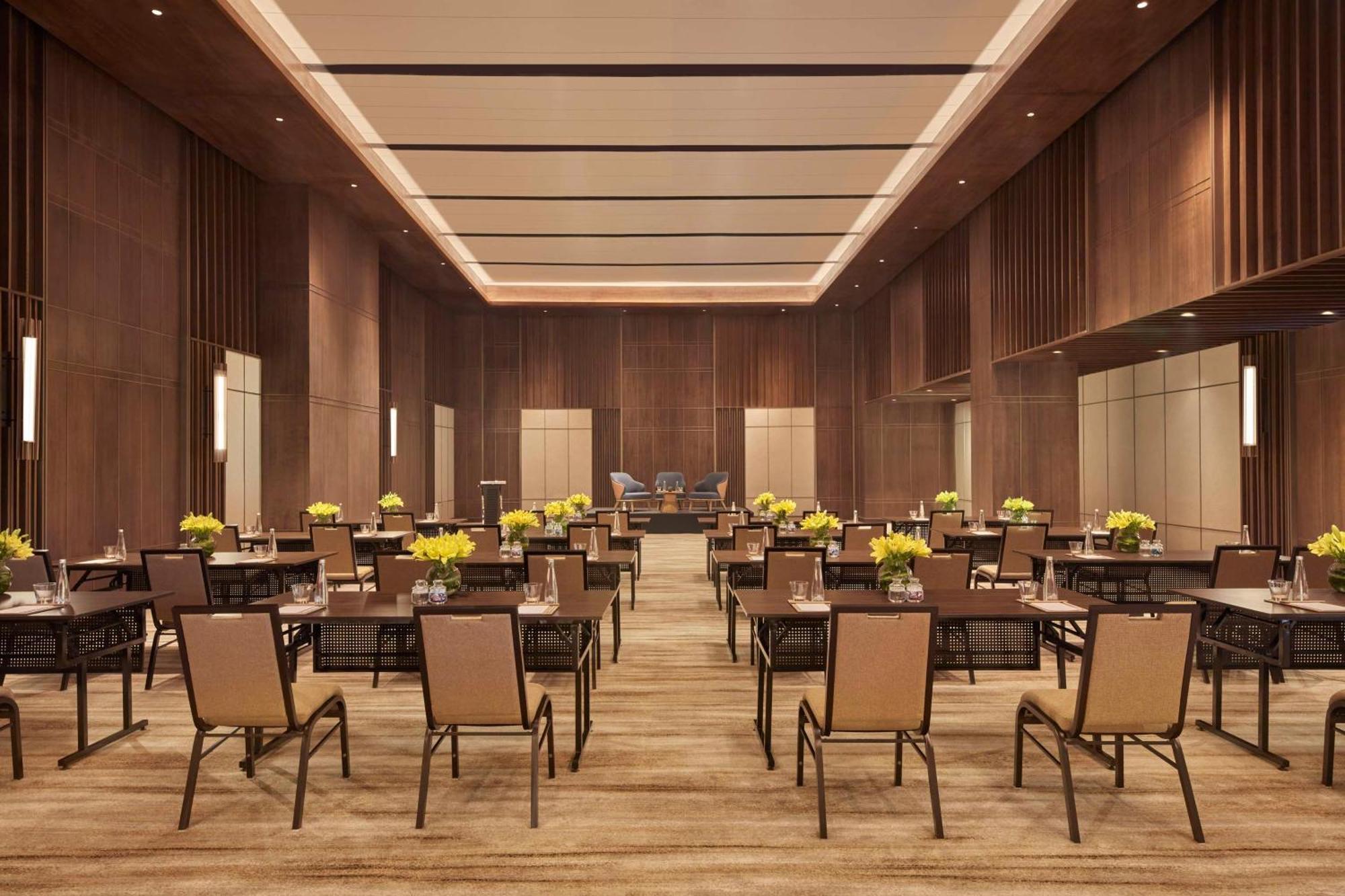 Hilton Gurugram Baani City Centre Gurgaon Exterior photo